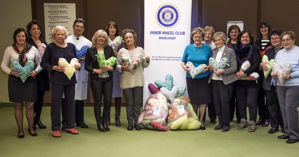 Schon seit fast sieben Jahren engagieren sich die Damen des Inner Wheel Clubs Ingolstadt für die Brustkrebspatientinnen am Klinikum. Mit Freude nahmen Prof. Aydeniz und Petra Weißbach das 1.500ste Kissen entgegen.