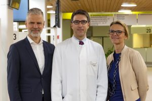 Die Geschäftsführer des Klinikums Ingolstadt, Dr. Andreas Tiete und Monika Röther, begrüßen PD Dr. Lars Henning Schmidt (Mitte) als Chefarzt der Klinik für Pneumologie und Thorakale Onkologie. Die neu gegründete Fachklinik ist auf Erkrankungen der Lunge spezialisiert.