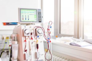 Ein Dialysegerät übernimmt die Aufgaben der Nieren. Herzstück des Geräts ist der Dialysator, der die Giftstoffe aus dem Blut filtert. 